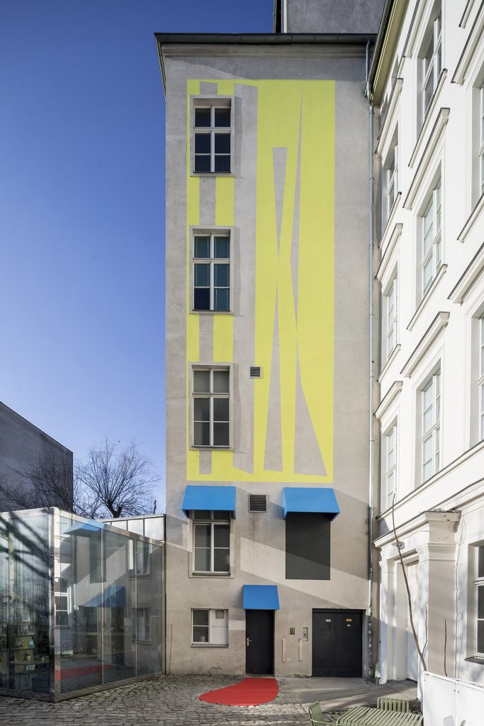 <i>stepping stairs</i>, 2018 
</br>
installation view, kw institute for contemporary art, berlin
>