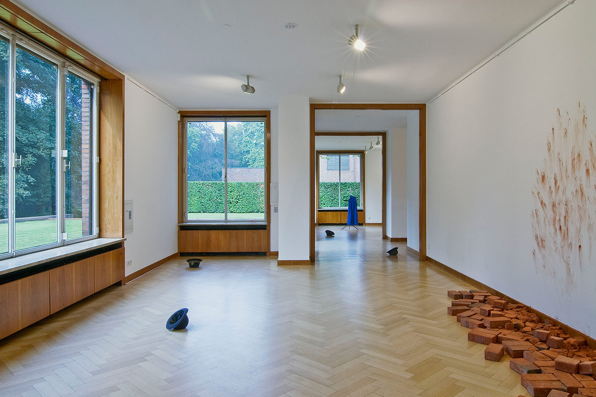 <i>from threshold to threshold</i>, 2011
</br> 
installation view, museum haus esters, krefeld>