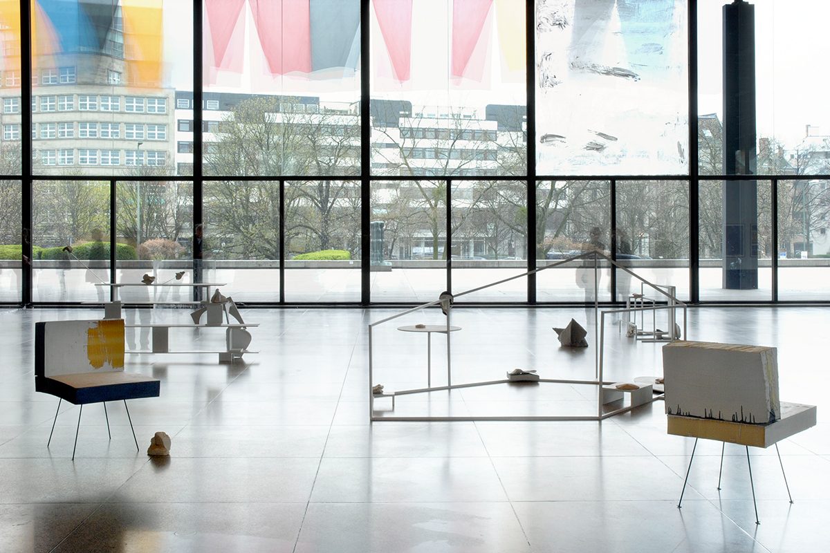 <i>deaf and dumb universe</i>, 2008
</br>
installation view, 5th berlin biennale, neue nationalgalerie, berlin>