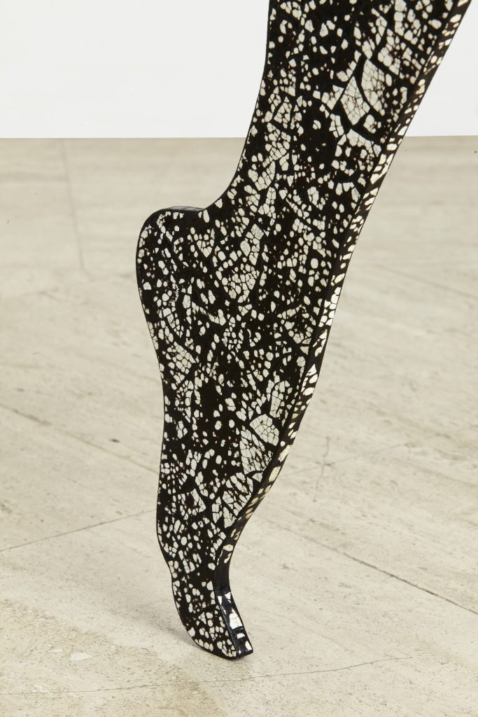 <i>Anthea Hamilton, Leg Chair (Rankaku II)</i>,2025
</br> wood, Rankaku (quail eggs and varnish), plaster, brass, steel fixing</br>85 x 90 x 62 cm / 33.4 x 35.4 x 24.4 in>