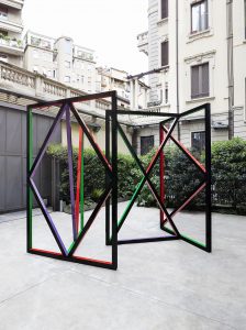 <i>middle temple</i>, 2015
</br>
painted aluminum, 300 x 32 x 338 cm / 118.1 x 12.6 x 133.1 in