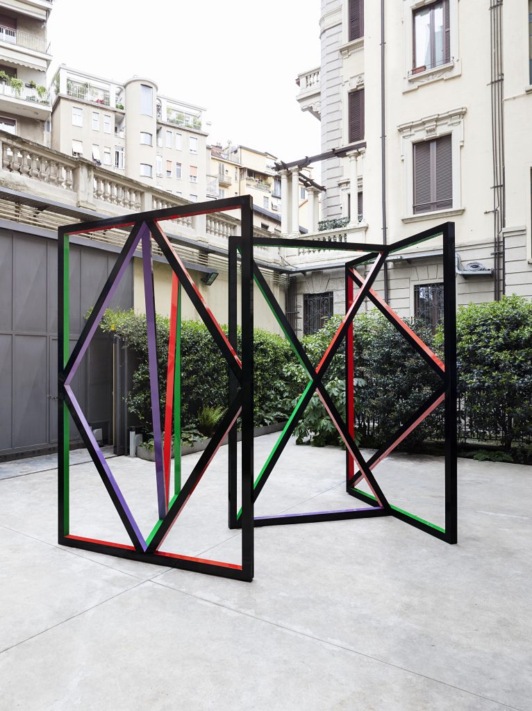 <i>middle temple</i>, 2015
</br>
painted aluminum, 300 x 32 x 338 cm / 118.1 x 12.6 x 133.1 in>