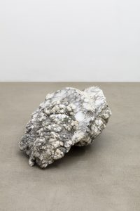 <i>Nuvola (mostrare i propri sentimenti)</I>, 2019
</br>
alabaster</br>
24 x 58 x 56 cm / 9.4 x 22.8 x 22 in