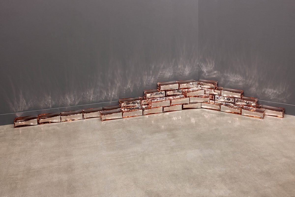 <i>Split spring</i>, 2024</br> 40 pink blown mirrored glass bricks</br> 6,5 x 24 x 12 cm / 2.5 x 9.5 x 4.7 in>