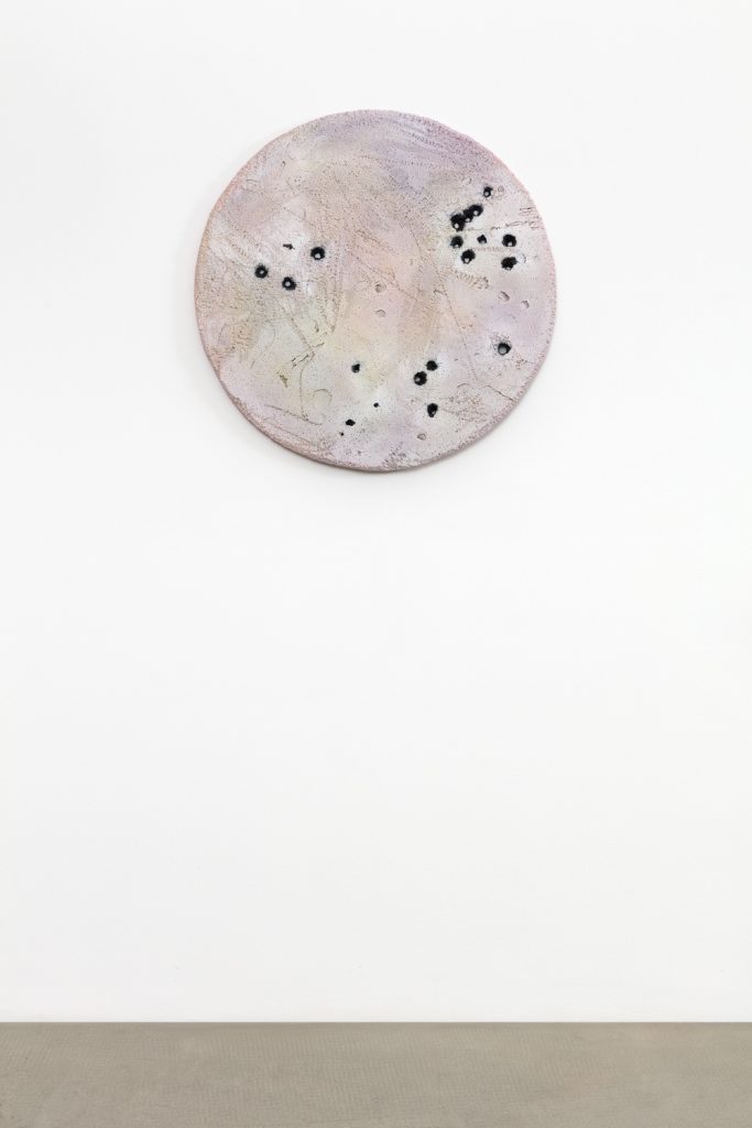 Eva Rothschild, <i>Pink Moon</i>, 2019
</br>
jesmonite, fibreglass, spray paint
</br>
ø 78 cm / ø 30.7 in