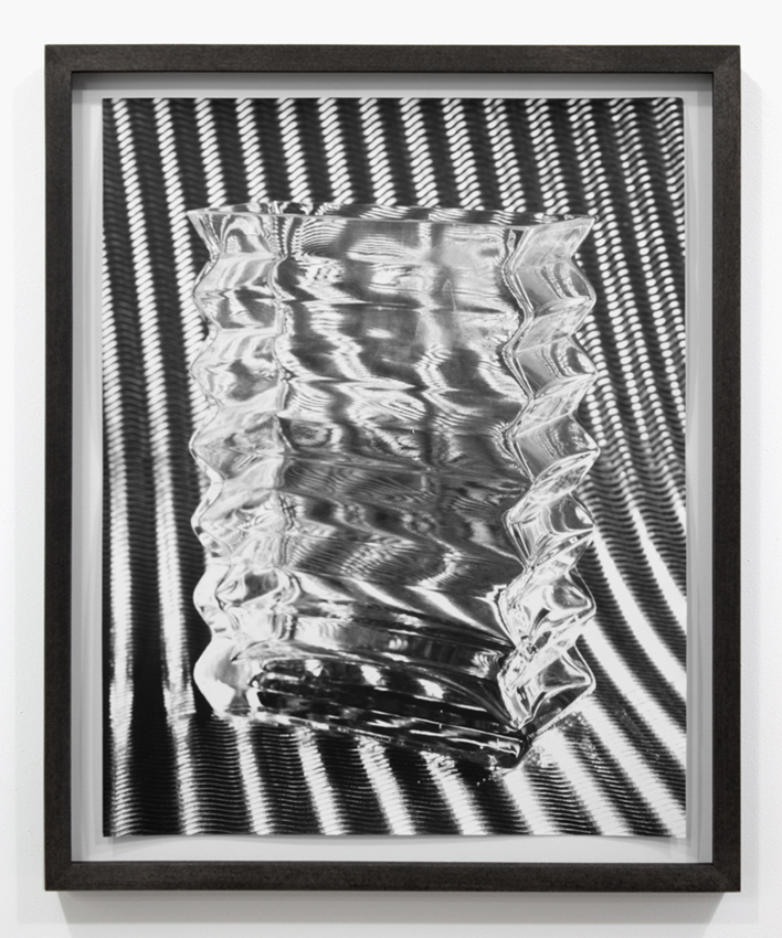 <i>vase/machine</i>, 2011</br>
silver gelatin print</br>35,6 x 28 cm