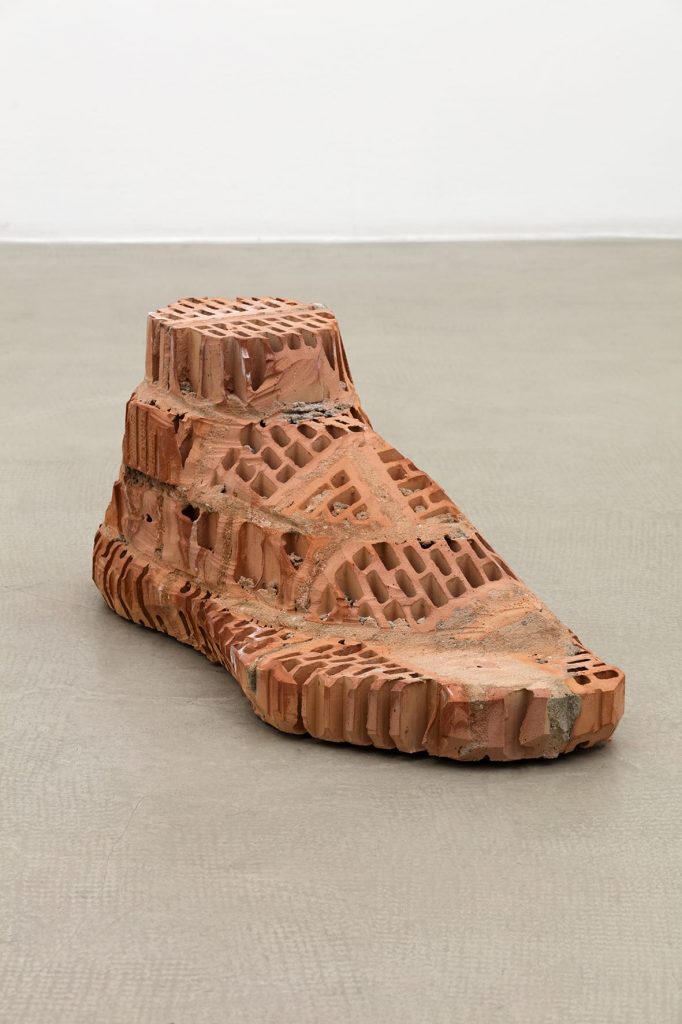 <i>brick-foot</i>, 2016</br>
bricks, cement, red clay</br>31 × 78 × 33 cm