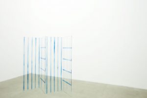 <i>cage paravent</i>, 2012</br>
glass, paint</br>150.5 x 140 x 40 cm