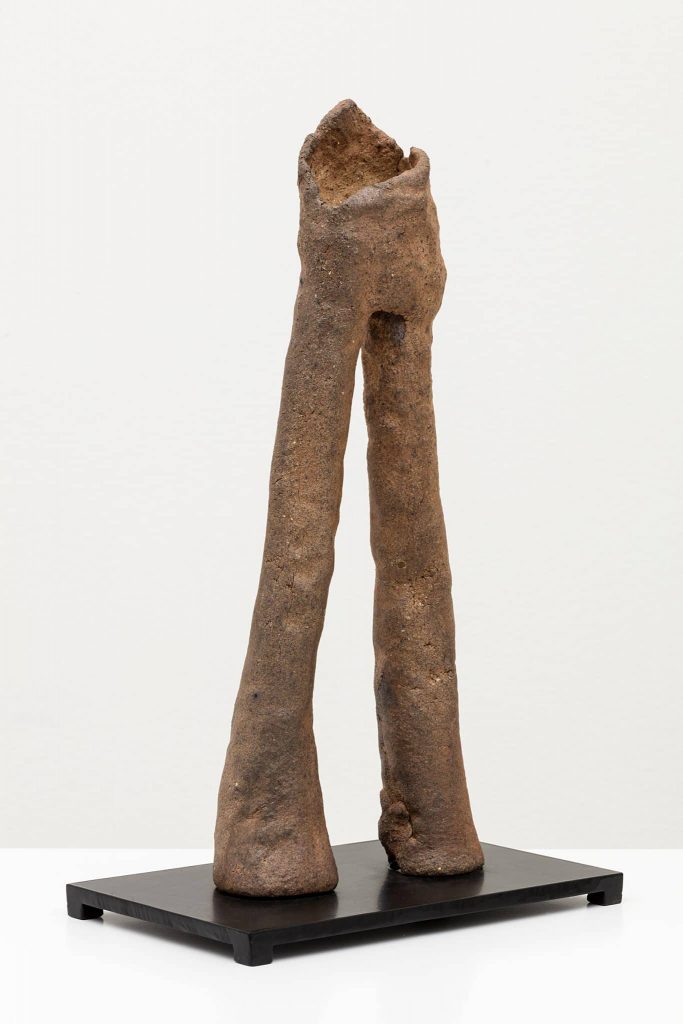 <i>standing man</i>, 2012</br>
wood klin fired stoneware</br>43 × 15 × 24,5 cm