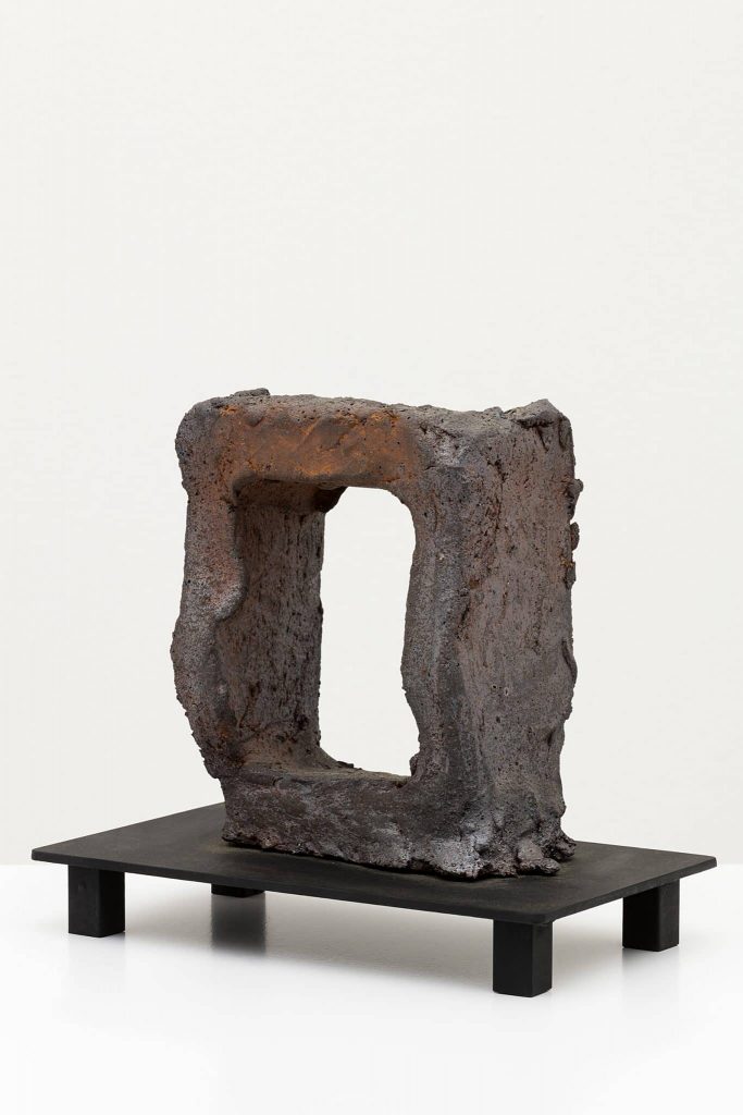 <i>standing man</i>, 2012</br>
wood klin fired stoneware</br>43 × 15 × 24,5 cm