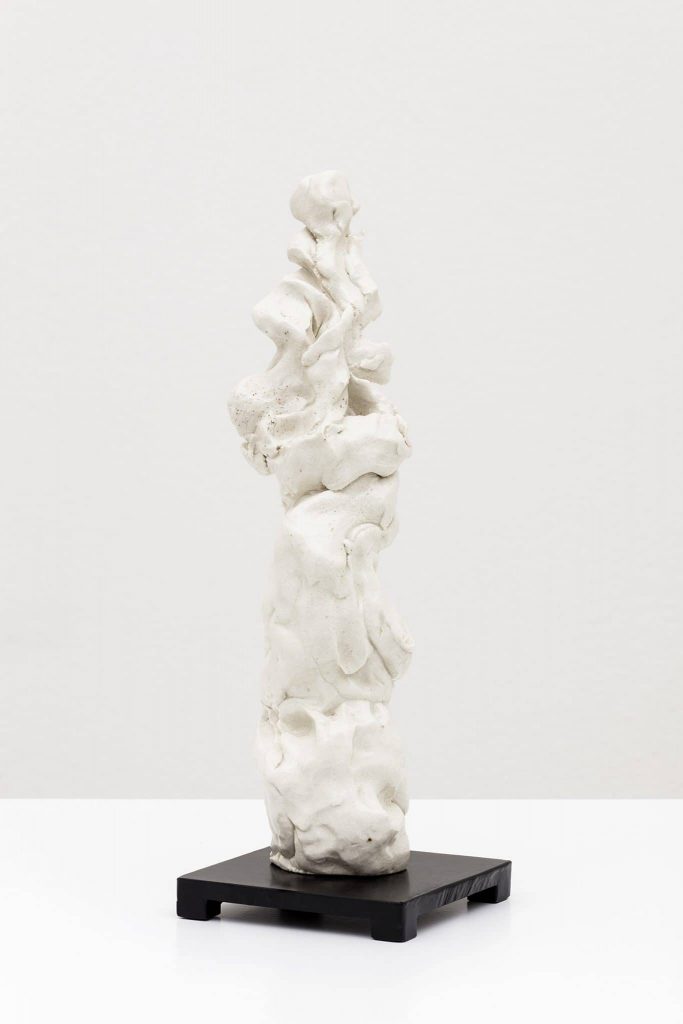 <i>tree</i>, 2011</br>
glazed porcelain</br>30 × 10 × 10 cm