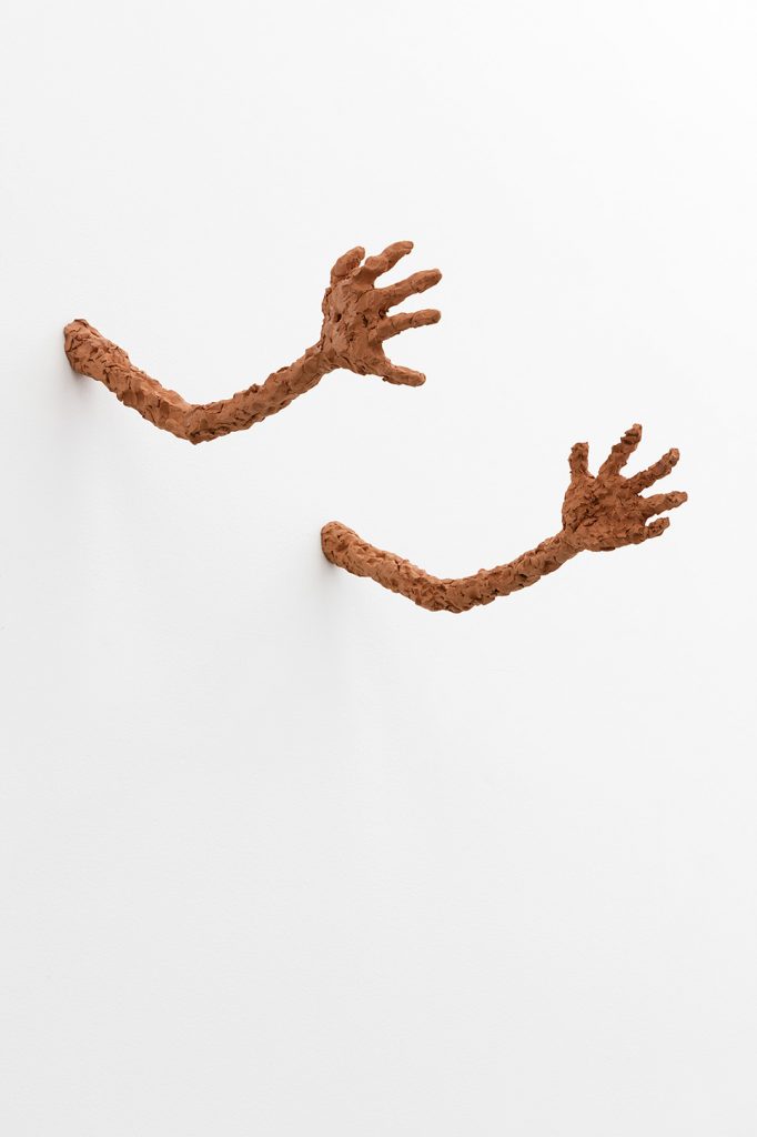 <i>untitled (pair of arms)</i>, 2016</br>
red clay</br>50 × 45 × 20 cm