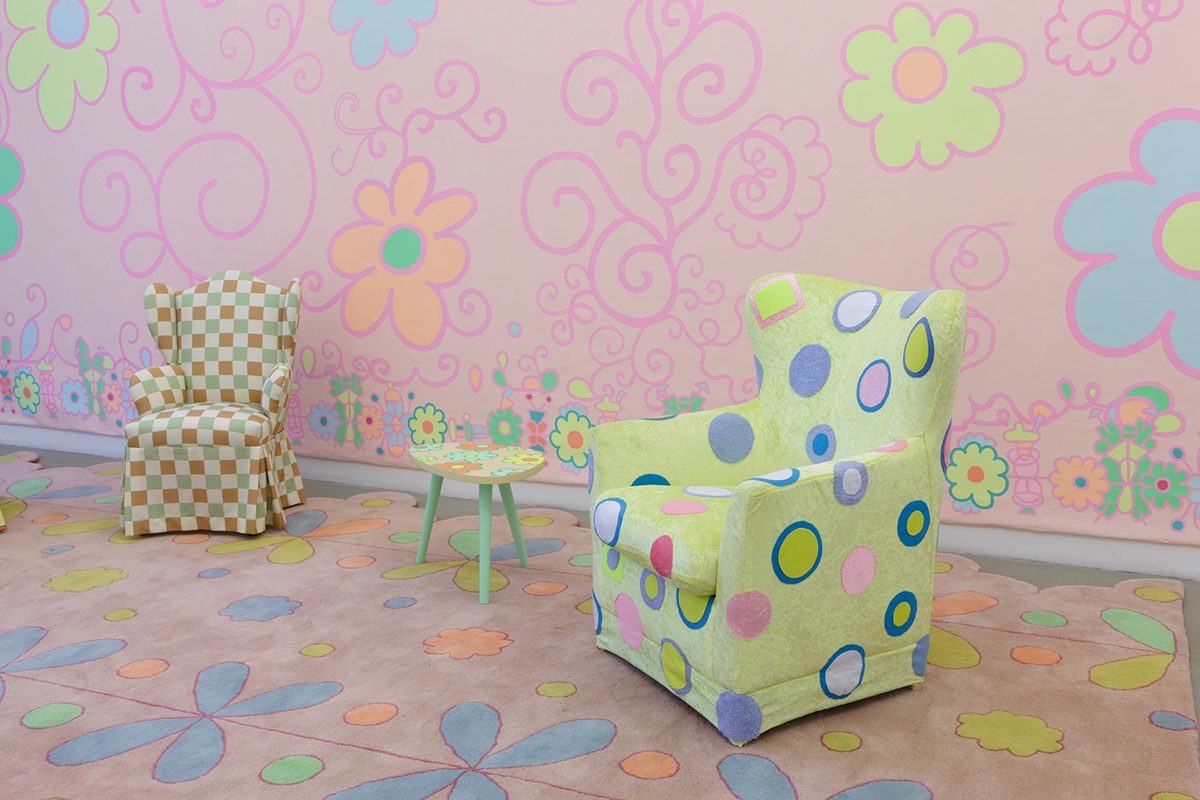lily van der stokker, living room pink decoration with 3 armchairs, 2012
mixed media, installation size: 685 x 295 x 255 cm