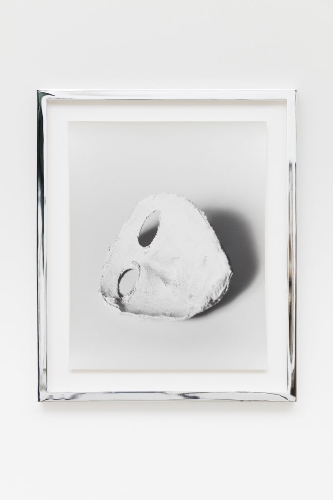 <i>mask</i>, 2009</br>
silver gelatin print</br>35,6 x 28 cm