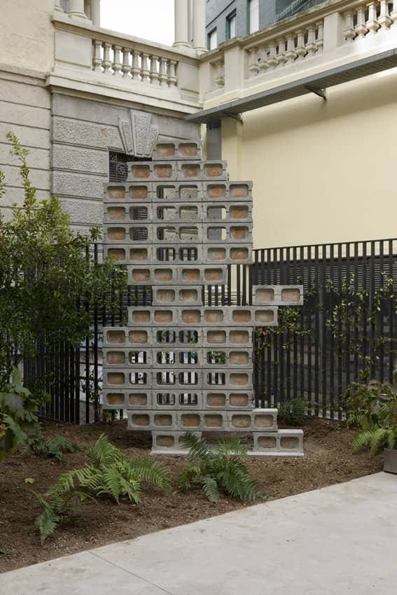 <i>(...)</i>, 2010</br>
cinderblocks, cement and bricks</br>300 x 200 x 20 cm