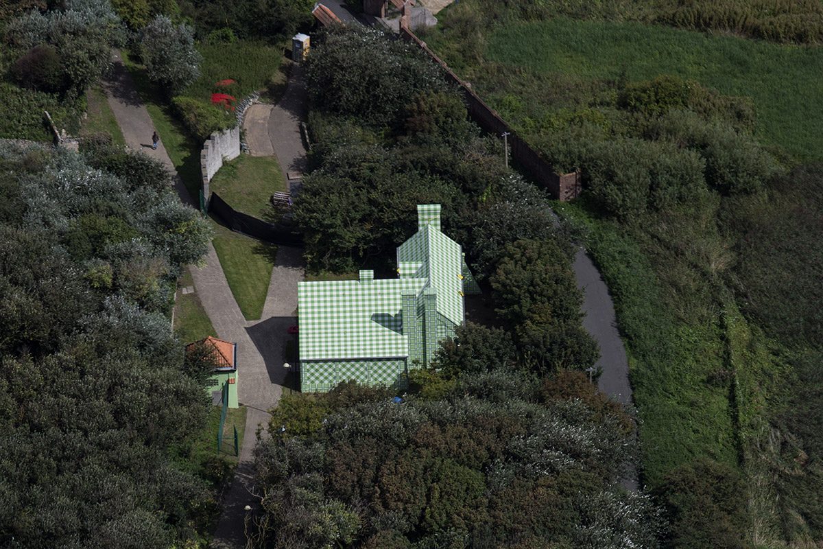 <i>het groen geruite huis (the green chequered house)</i>, 2015
</br>
installation view, Beaufort Triennal, Oostende
>