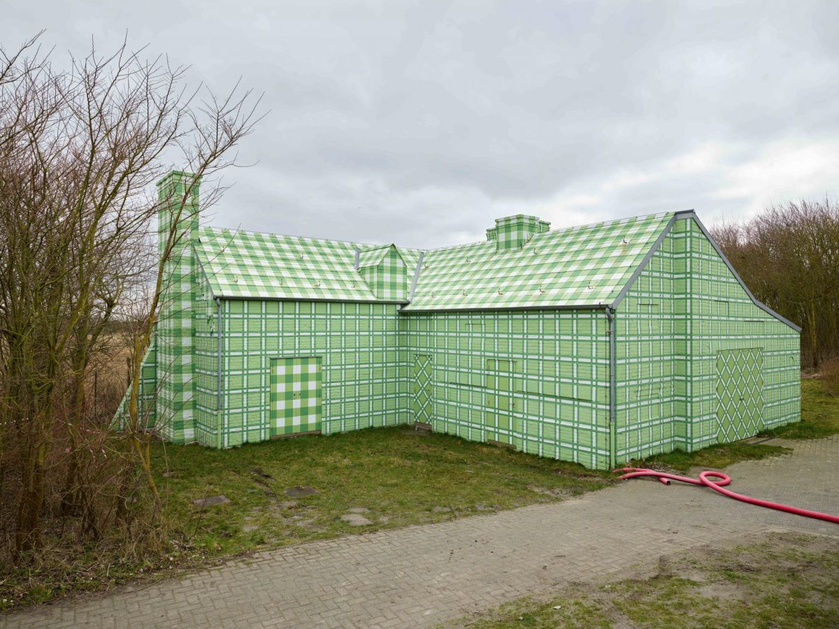 <i>het groen geruite huis (the green chequered house)</i>, 2015
</br>
installation view, Beaufort Triennal, Oostende>