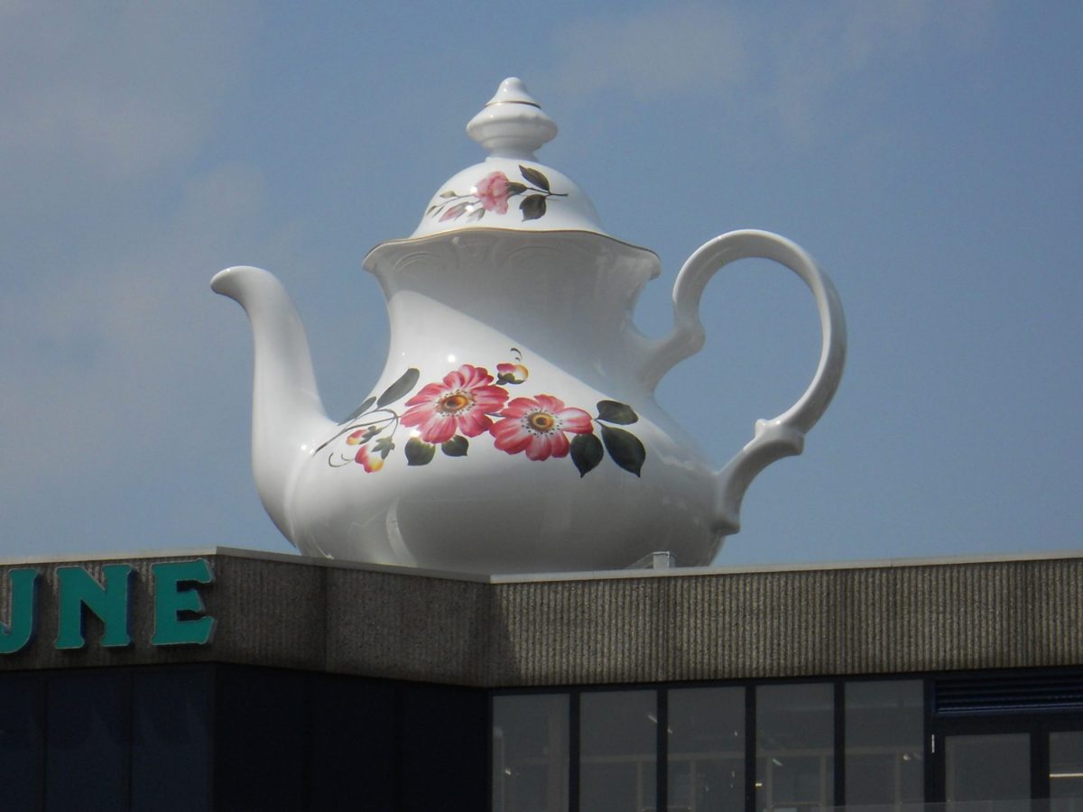 <i>celestial teapot</i>, 2013
</br>
installation view, hoog catharijne, utrecht>