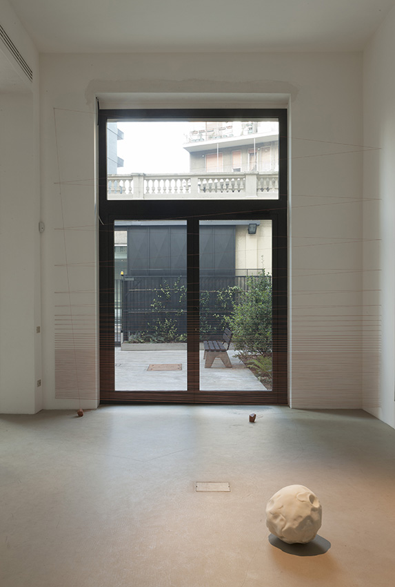 <i>tessitore di albe</i>, 2011</br>installation view, kaufmann repetto, Milan