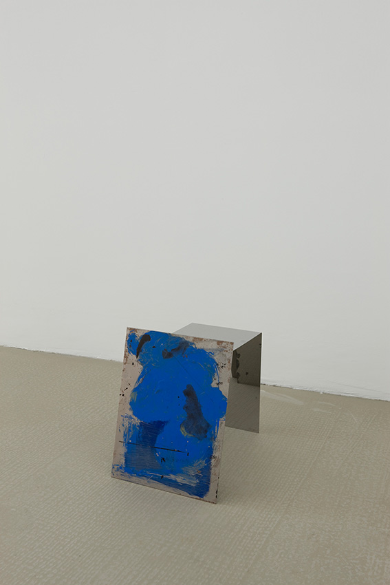 <i>cross the air</i>, 2010</br>
painted steel and oxidation process</br>30 x 31 x 29 cm
