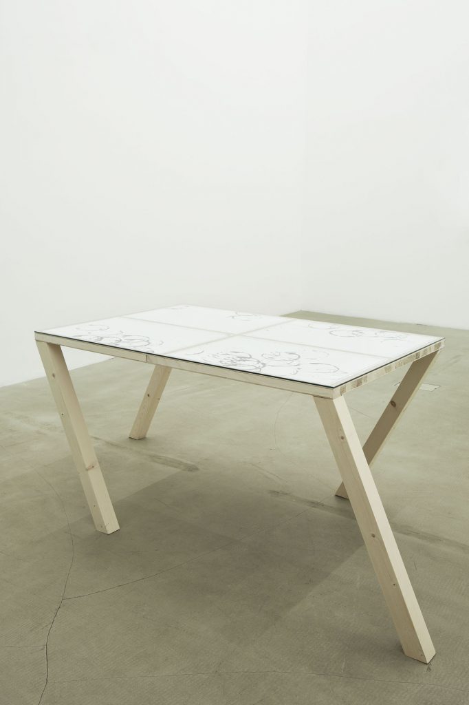 <i>walking table 2</i>, 2012</br>
table, glass, four drawings</br>192 x 90 x 73.5 cm (desktop:130 x 90 cm)