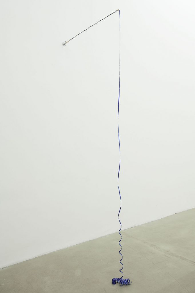 <i>untitled (kleine peitsche rot, blau)</i>, 2009</br>
metal, gift ribbon, bast fiber, sticky tape
