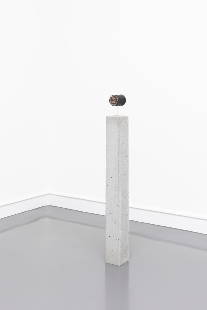 Nina Canell, <i>Brief Syllable (Septupled)</i>, 2019
</br>
subterranean cable, steel, concrete
</br>
117 x 13 x 13 cm / 46.1 x 5.1 x 5.1 in