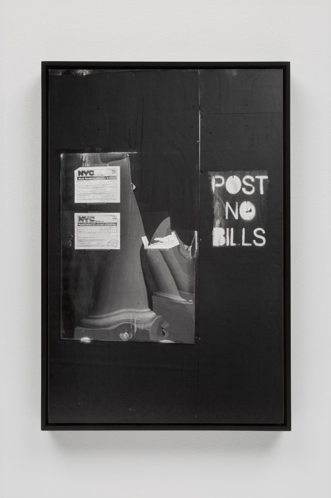 Shannon Ebner, <I>STICK NO BILL</I>, 2022
</br>
archival pigment print mounted on aluminum</br>
55,1 x 37,3 x 4,1 cm / 21.7 x 14.7 x 1.6 in (framed)>