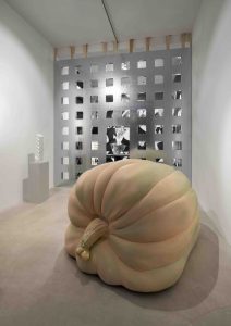 <i>Anthea Hamilton, Cold, Cold Heart</i>, 2022
</br> installation view, kaufmann repetto, Milan