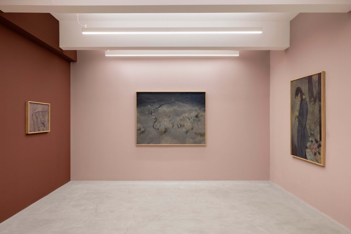 <i>the sky is black and golden and the moon is shining red, </i> 2025 </br>
installation view, kaufmann repetto, milan</br>