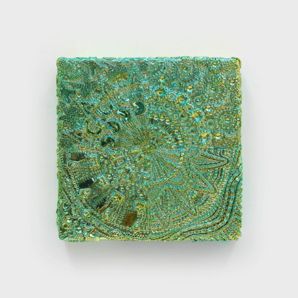<i> Greenish Mandala </i>, 2021 </br>
automotive paint and paper clay on wood panel</br>
47 x 47 x 5 cm / 18.5 x 18.5 x 2 in>