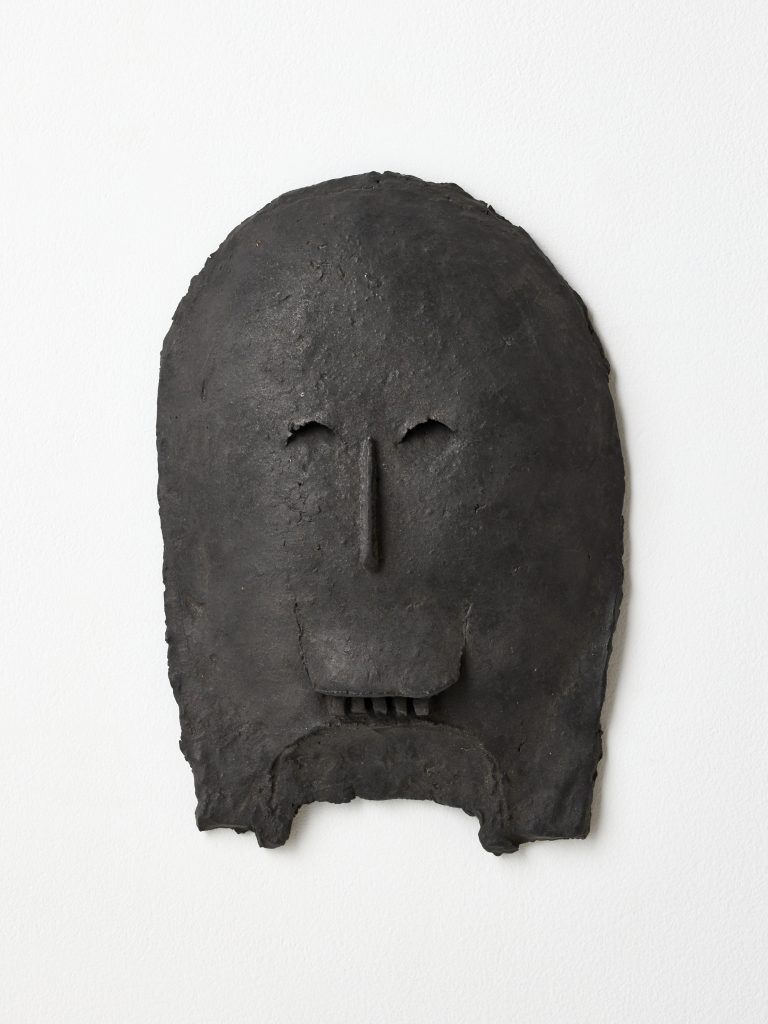 <i>mask</i>, 2012 </br>
ceramic</br>
27,5 x 18,5 x 5,5 cm / 10.8 x 7.3 x 2.2 in