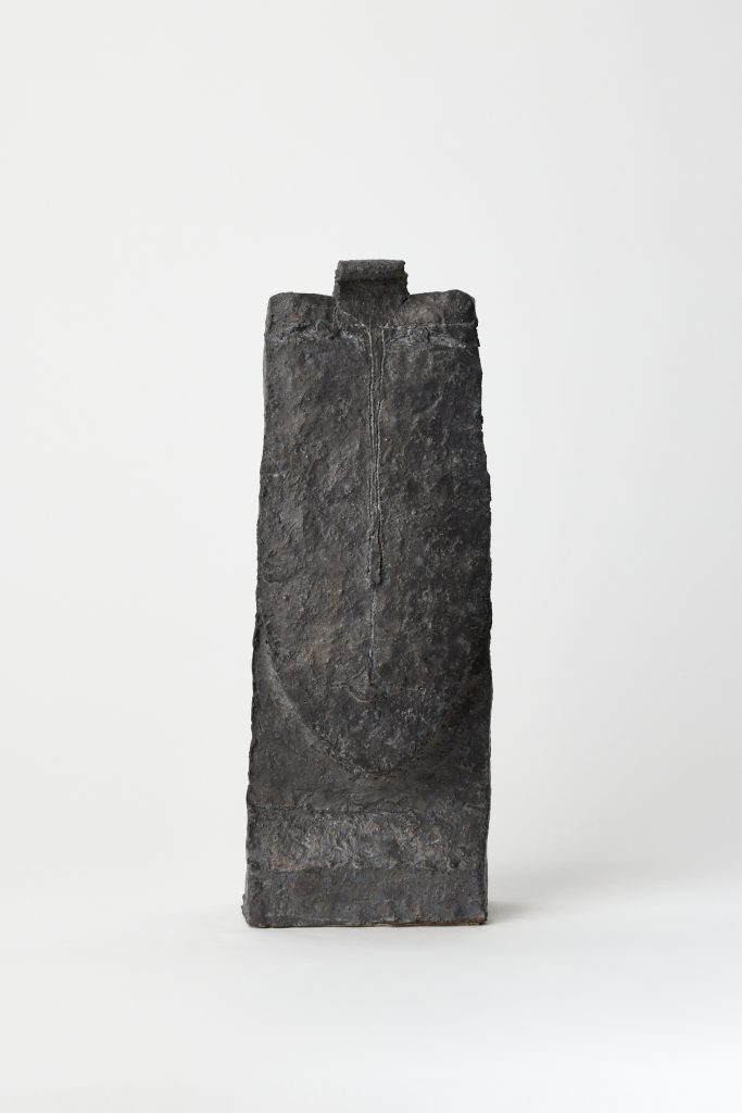 <i>face</i>, 2015 </br>
ceramic</br>38,5 x 15 x 10,5 cm / 15.1 x 5.9 x 4 in