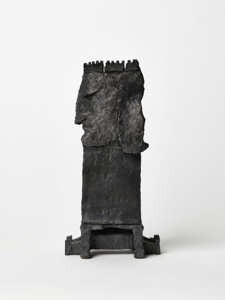 <i>queen</i>, 2018 </br>
ceramic</br>
35,5 x 17,5 x 12,5 cm / 14 x 7 x 4.9 in