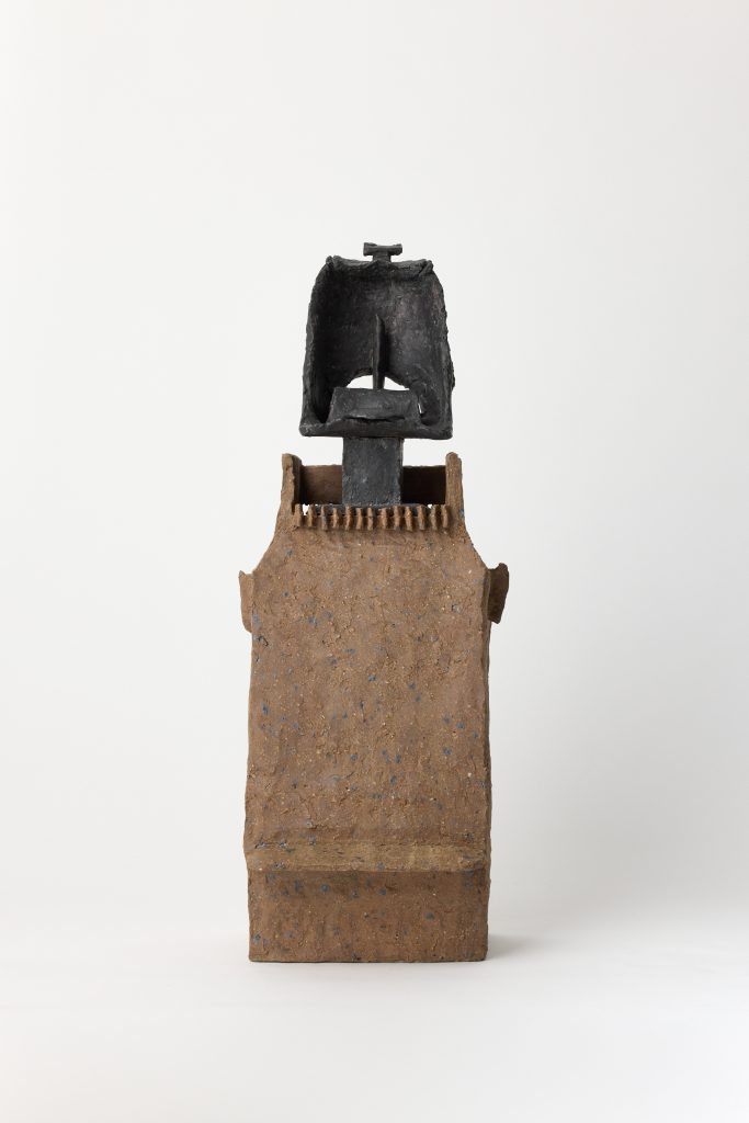 <i>sing</i>, 2019 </br>
ceramic</br>
61,5 x 23,5 x 20,5 cm / 24.2 x 9.2 x 8.1 in
