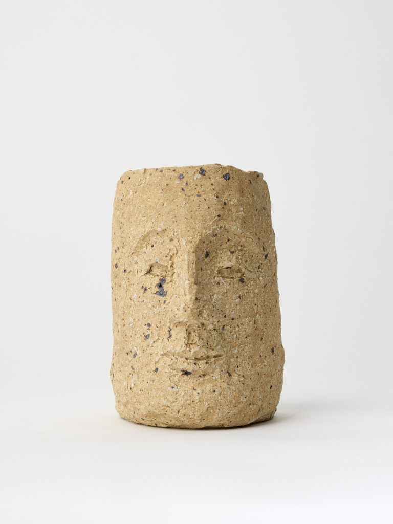 <i>face</i>, 2019 </br>
ceramic, glaze</br>18,5 x 13,5 x 15,7 cm / 5 x 5.3 x 6.1 in