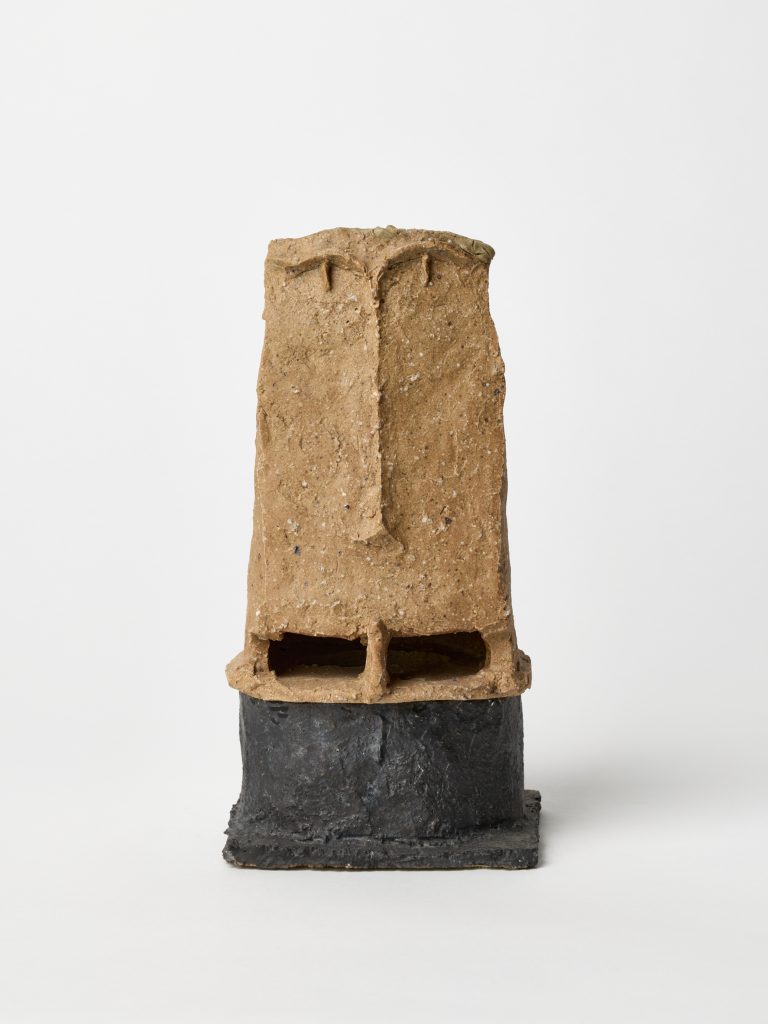 <i>face</i>, 2020 </br>
ceramic</br>
27,5 x 13,5 x 15 cm / 10.8 x 5.3 x 5.9 in