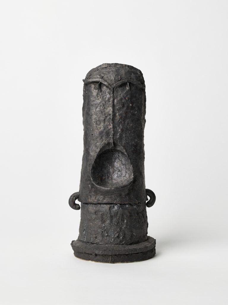 <i>face</i>, 2023 </br>
ceramic</br>
30,5 x 14 x 12 cm / 12 x 5.5 x 4.7 in