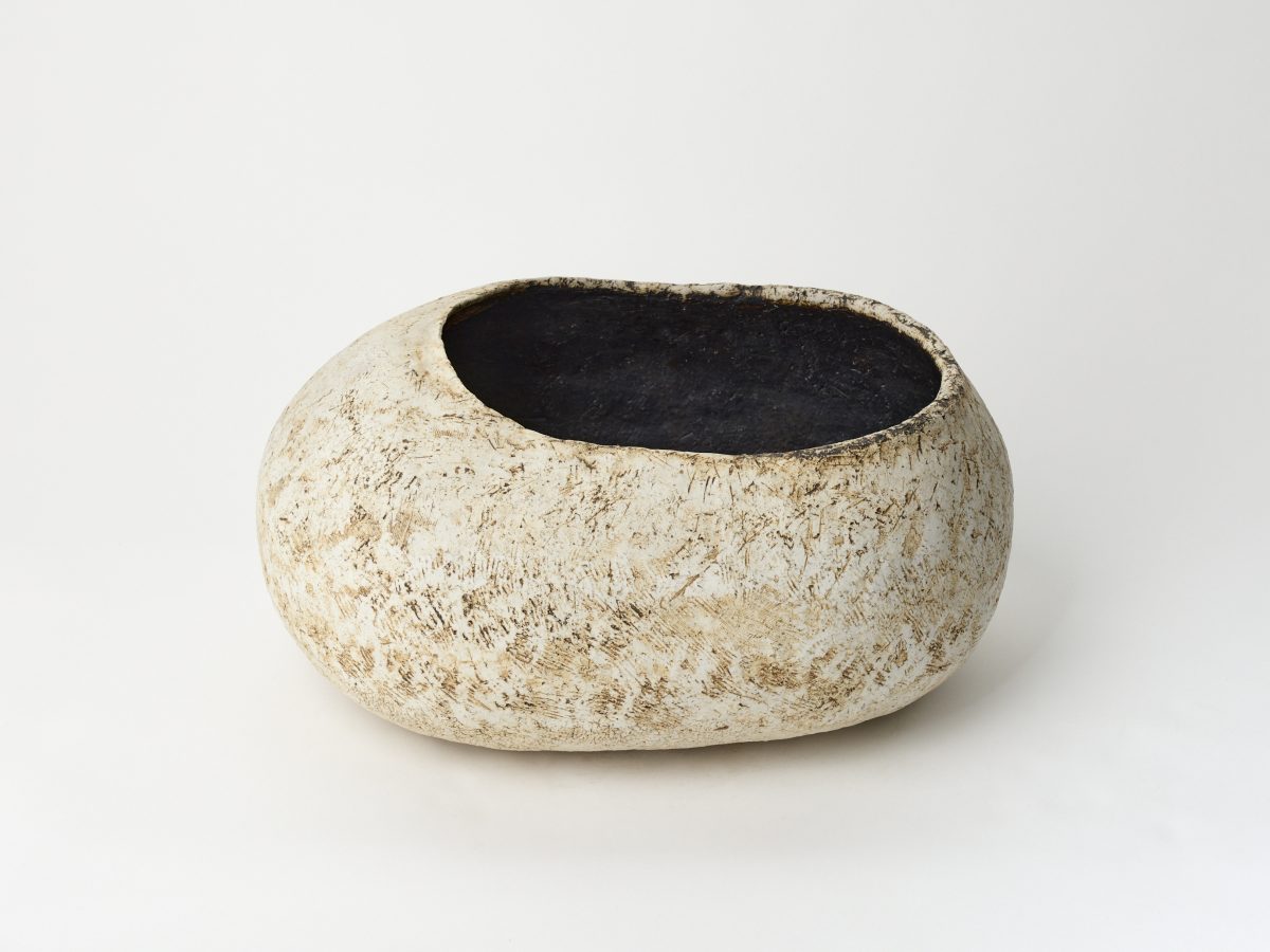 <i>IN</i>, 1992 </br>
ceramic</br>
20,5 x 28,5 x 40 cm / 8.1 x 11.1 x 15.7 in