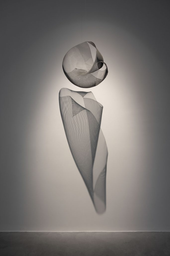 <i>Concavo Convesso</i>, 1947-1984 </br>
wire mesh </br>
75 x 95 x 45 cm / 29.5 x 37.4 x 17.7 in </br> edition of 6 + 3 AP