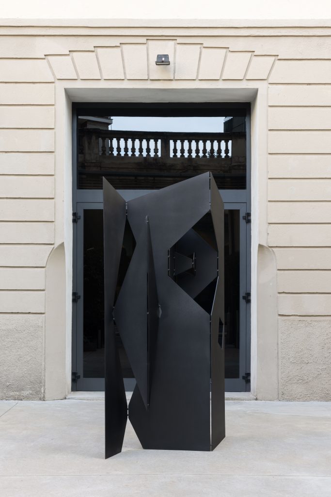 <i>Scultura da viaggio</i>, 1959-1985 </br>
painted iron </br>
250 x 150 x 75 cm / 98.4 x 59 x 29.5 in </br> edition of 6
