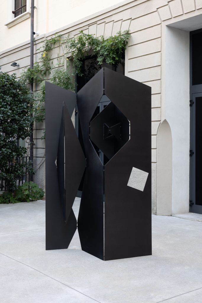 <i>Scultura da viaggio</i>, 1959-1985 </br>
painted iron </br>
250 x 150 x 75 cm / 98.4 x 59 x 29.5 in </br> edition of 6