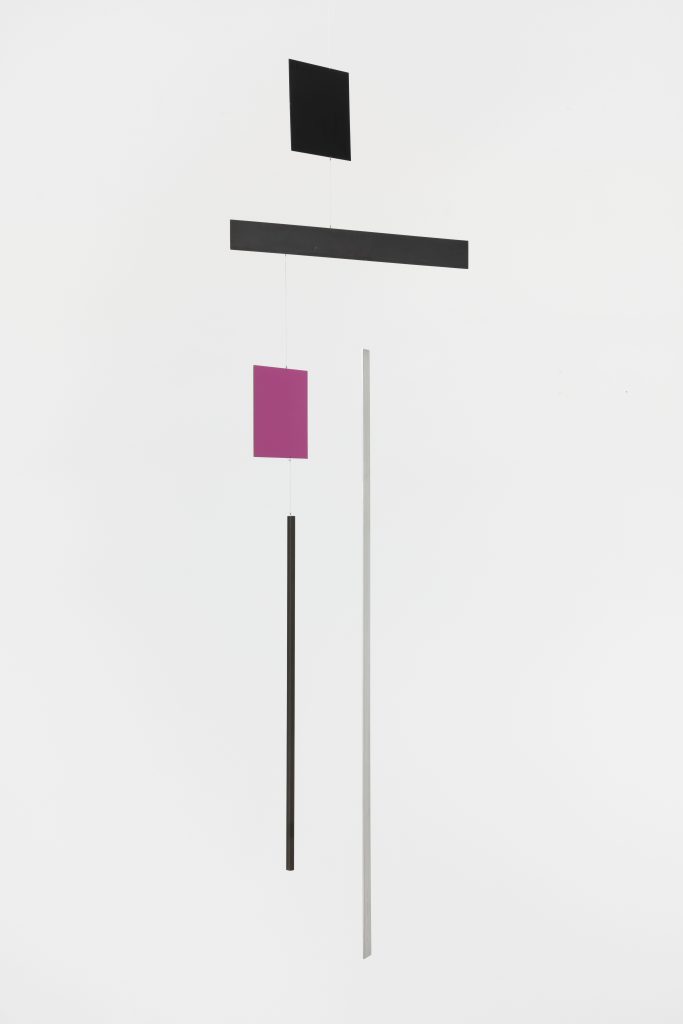 <i>Macchina inutile</i>, 1944-1980 </br>
varnished and anodised aluminium </br>
150 x 45 cm / 59 x 17.7 in </br> edition of 19