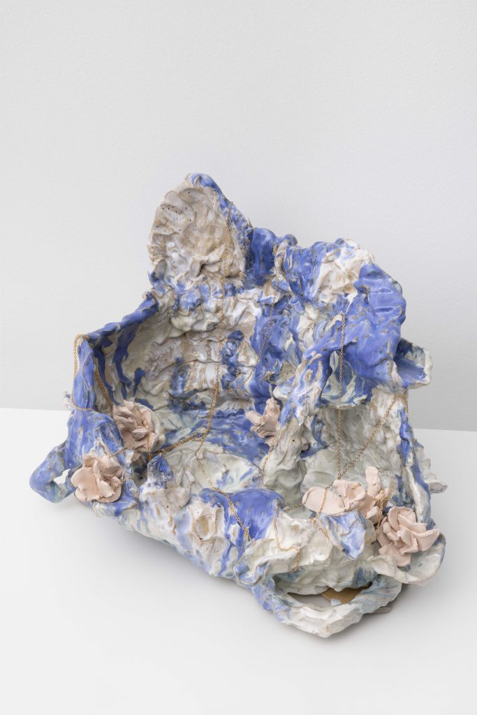 <i>Wishes vase,</i> 2025</br>
glazed ceramic, ceramic roses, plated gold chain, </br> protocol: put your hands in front of your face. whisper a wish into your hands. </br>collect the wish in your hands. direct the wish into the vase. there are no</br>restrictions on the amount of wishes.</br> 31 x 50 x 35 cm / 12.2 x 19.8 x 13.8 in