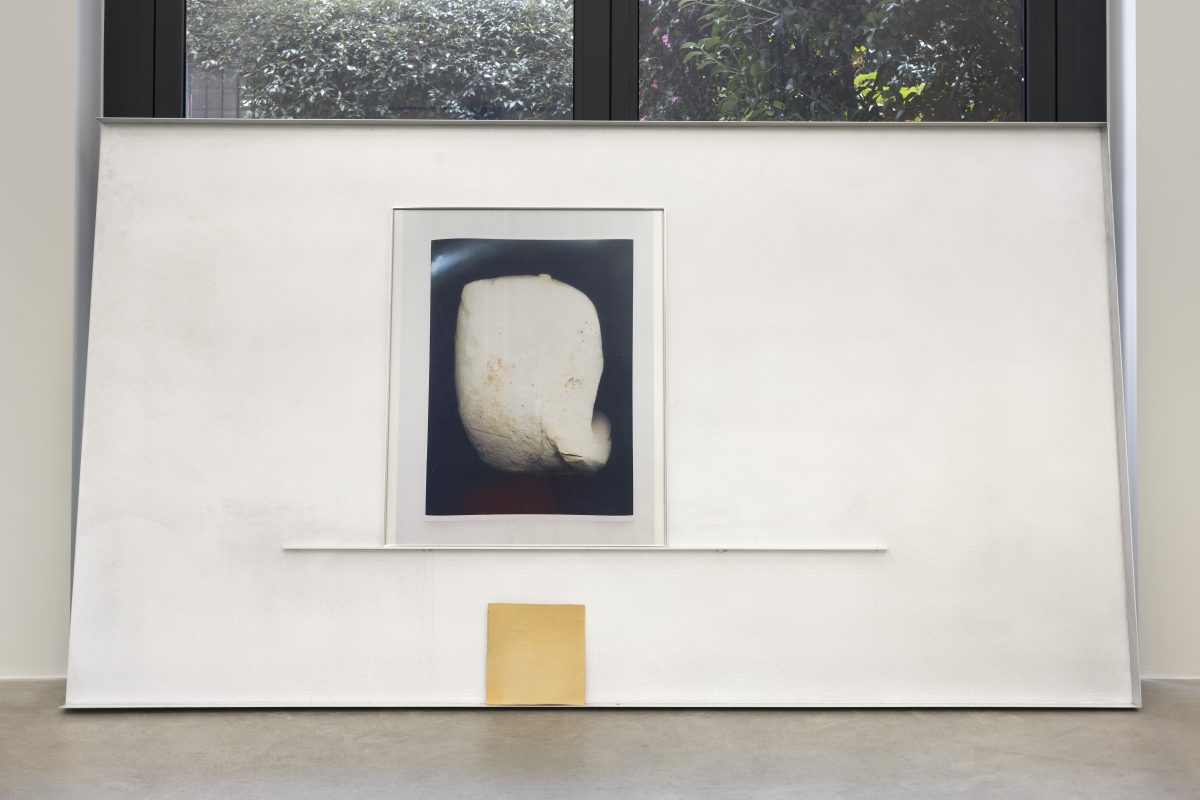 <i>Untitled</i>, 2023-2025 </br>
aluminium, aluminium frame, glass, UV-print on aluminum</br>
134,5 x 242,5 x 31,5 cm / 53 x 95.4 x 12.4 in