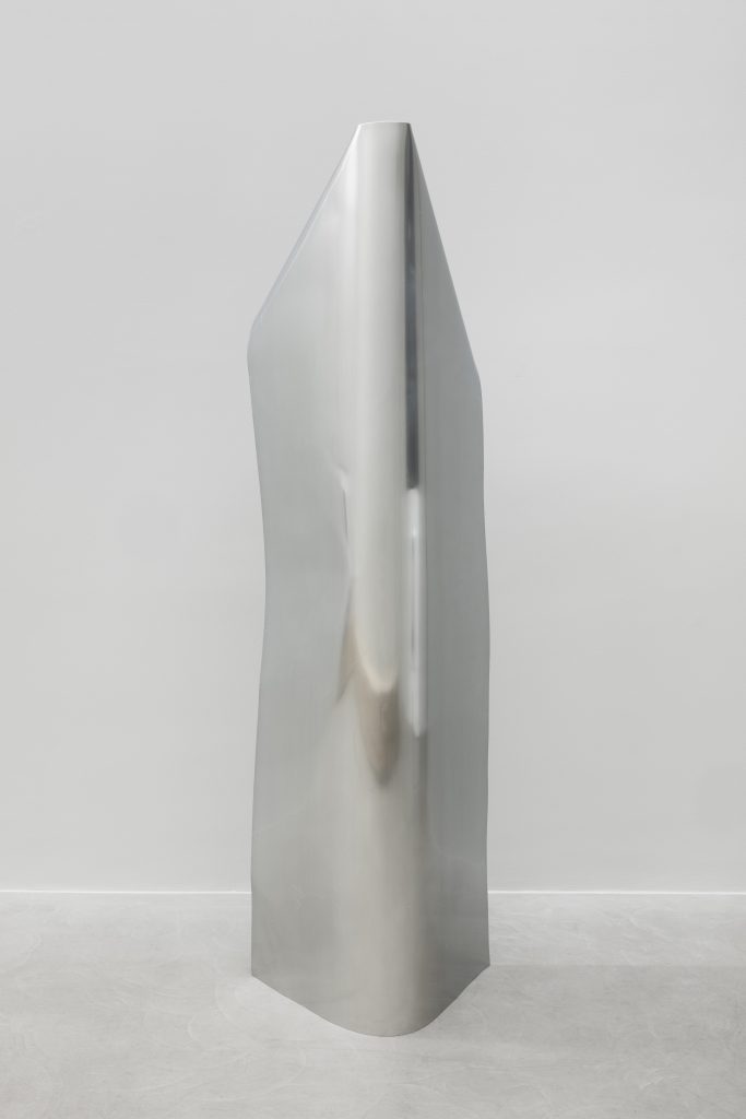 <i>Untitled</i>, 2025 </br>
aluminum</br>
200 x 62 x 43 cm / 78.7 x 24.4 x 16.9 in